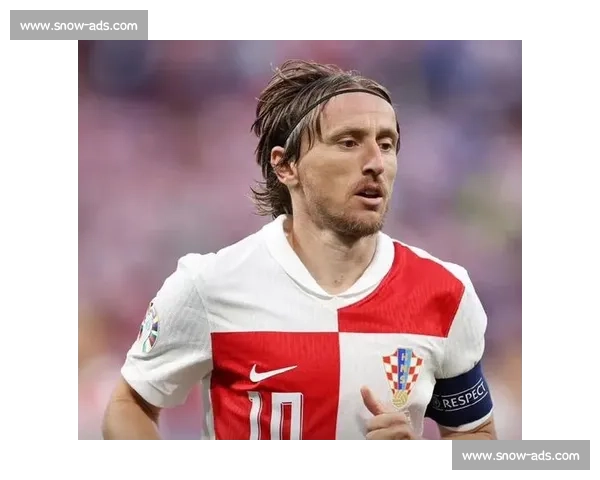 格子军团再创历史！莫德里奇宝刀未老，金球奖杯能否落袋